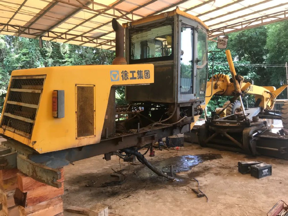 路面設(shè)備維修（平地機(jī)、壓路機(jī)、攤鋪機(jī)等）
